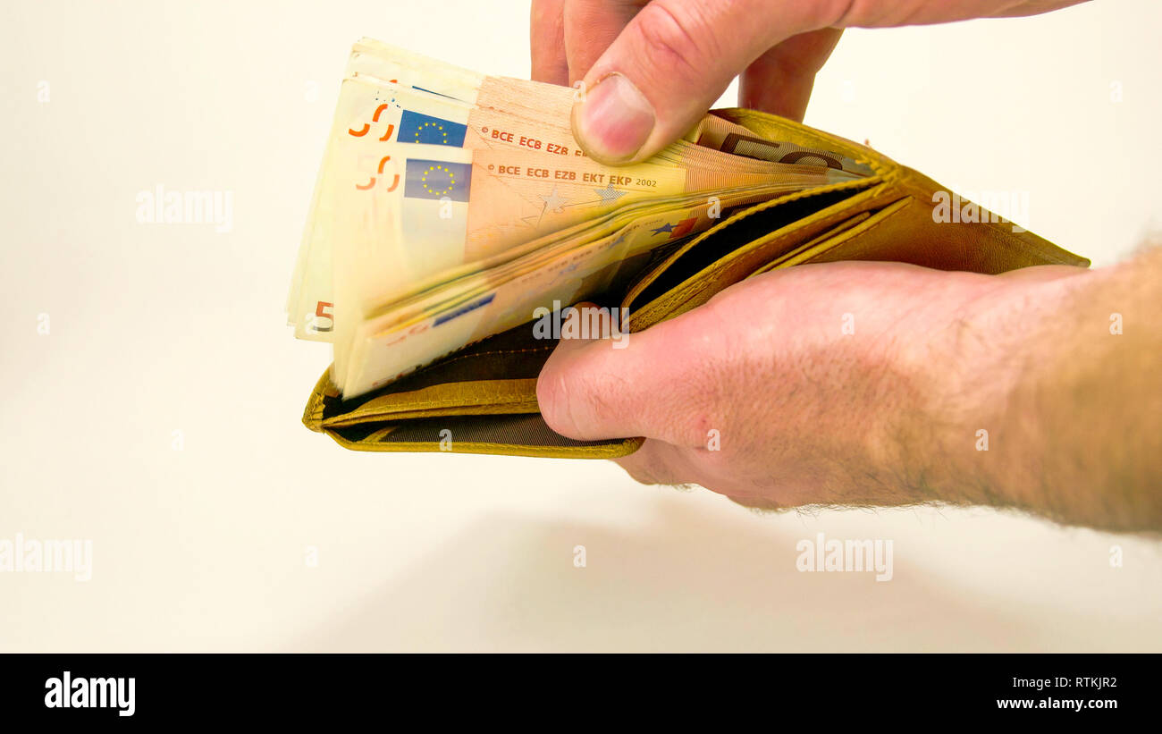 Un homme compter son argent dans son porte-monnaie. Il y a un bon nombre de  projets de 50 euros dans le portefeuille Photo Stock - Alamy