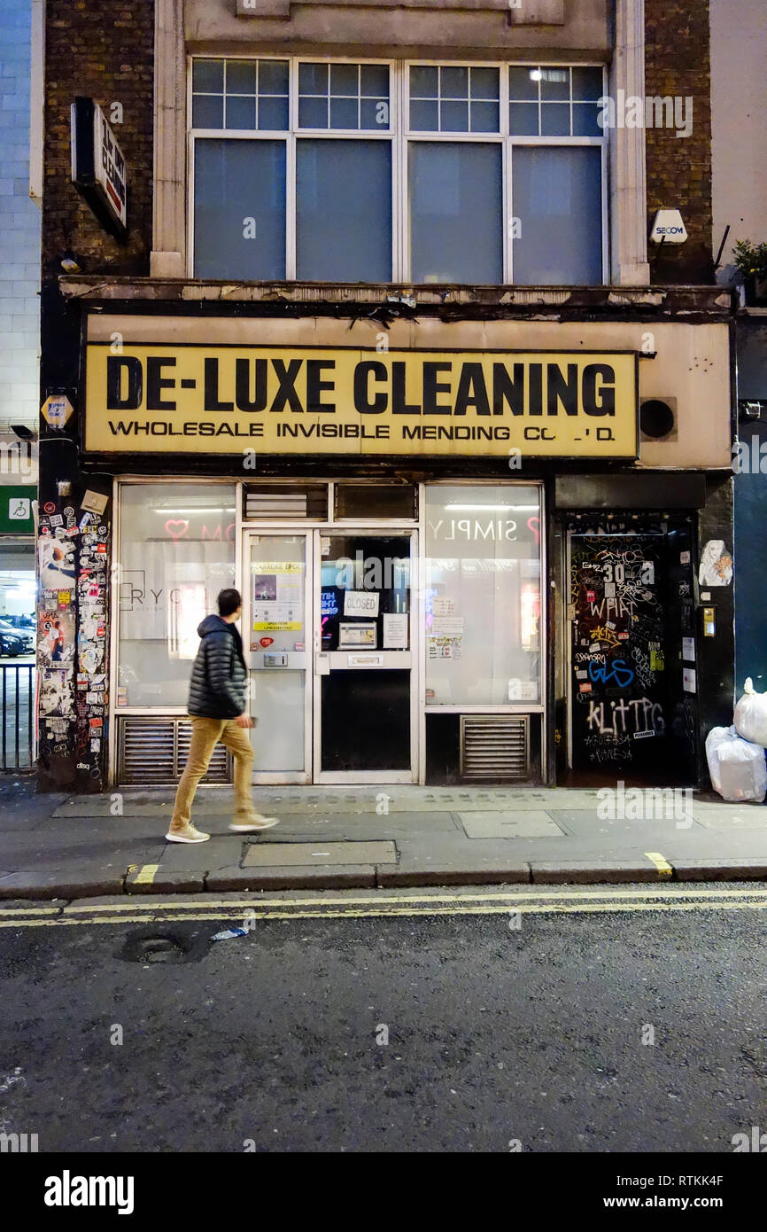 Nettoyage De-Luxe, Invisible de gros raccommodage Co Ltd, Brewer Street, Soho, London, W1, UK Banque D'Images