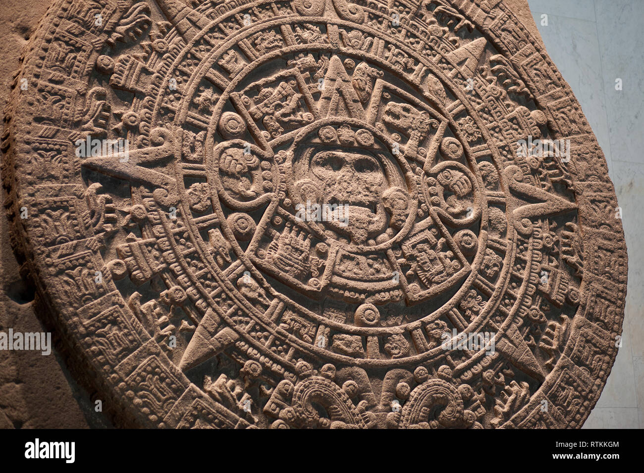 La pierre de soleil aztèque (Espagnol : Piedra del Sol) est un classique tardive après Mexicas sculpture situé dans le Musée National d'anthropologie de Mexico. Banque D'Images