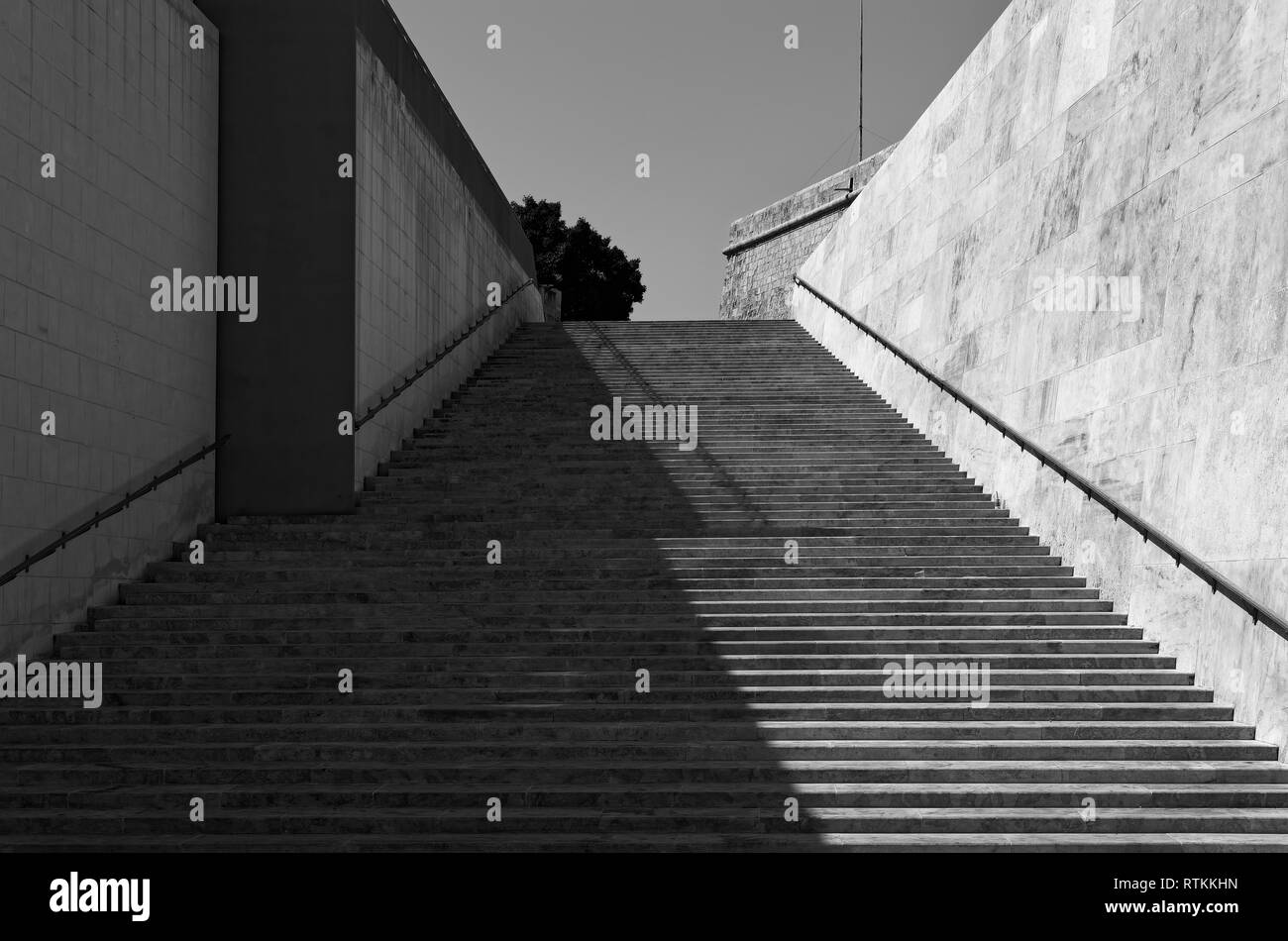 Escalier moderne en noir et blanc. Cet escalier est situé dans La Valette près de City Gate (soi-disant) Putirjal sur Malte Banque D'Images