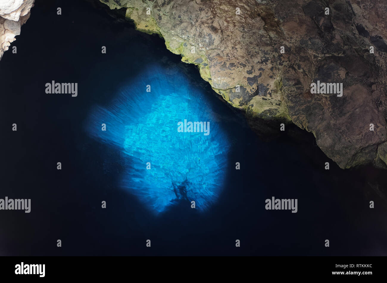 L'Œil bleu grotte près de Buracona bay dans l'île de Sal Banque D'Images