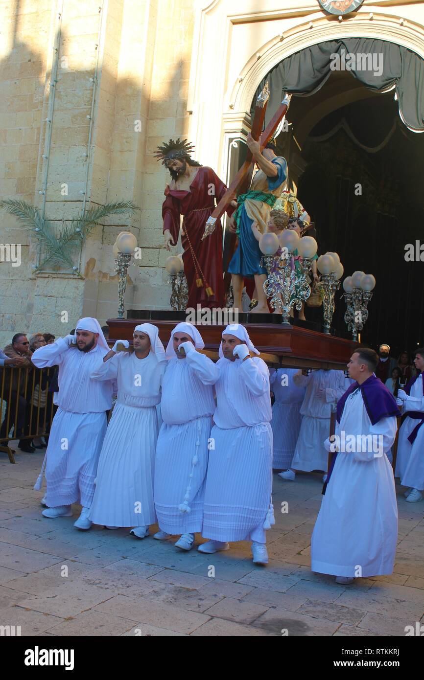 Le Vendredi Saint Procession à Zejtun sur l'île de Malte : : 7.Statue - Simon de Cyrène aide Jésus porter la croix Banque D'Images