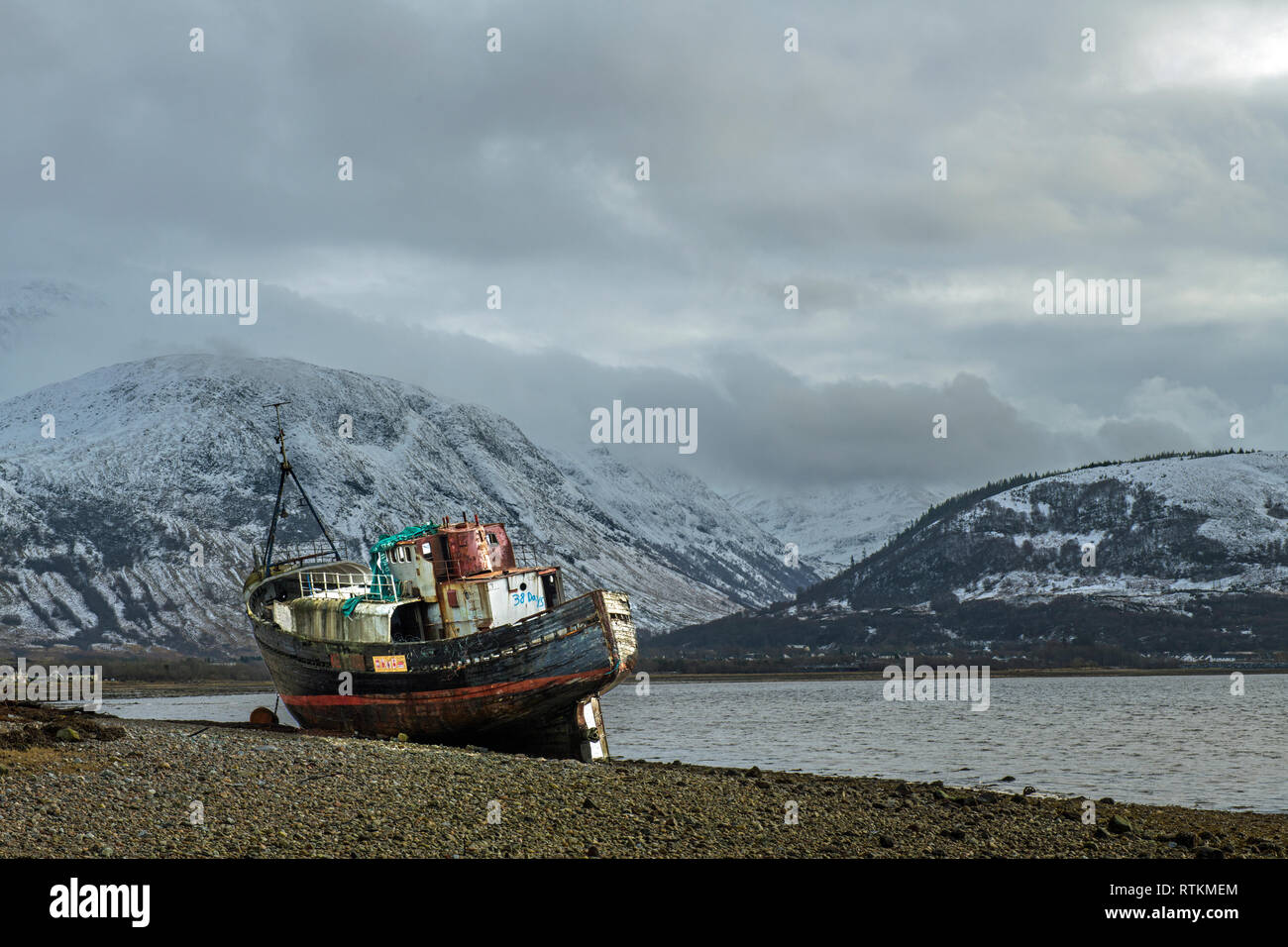 L'épave de Corpach, sur les rives du Loch Linnhe, près de Fort William en Écosse en hiver. Bien connu dans Scoitland et très photographié. Banque D'Images