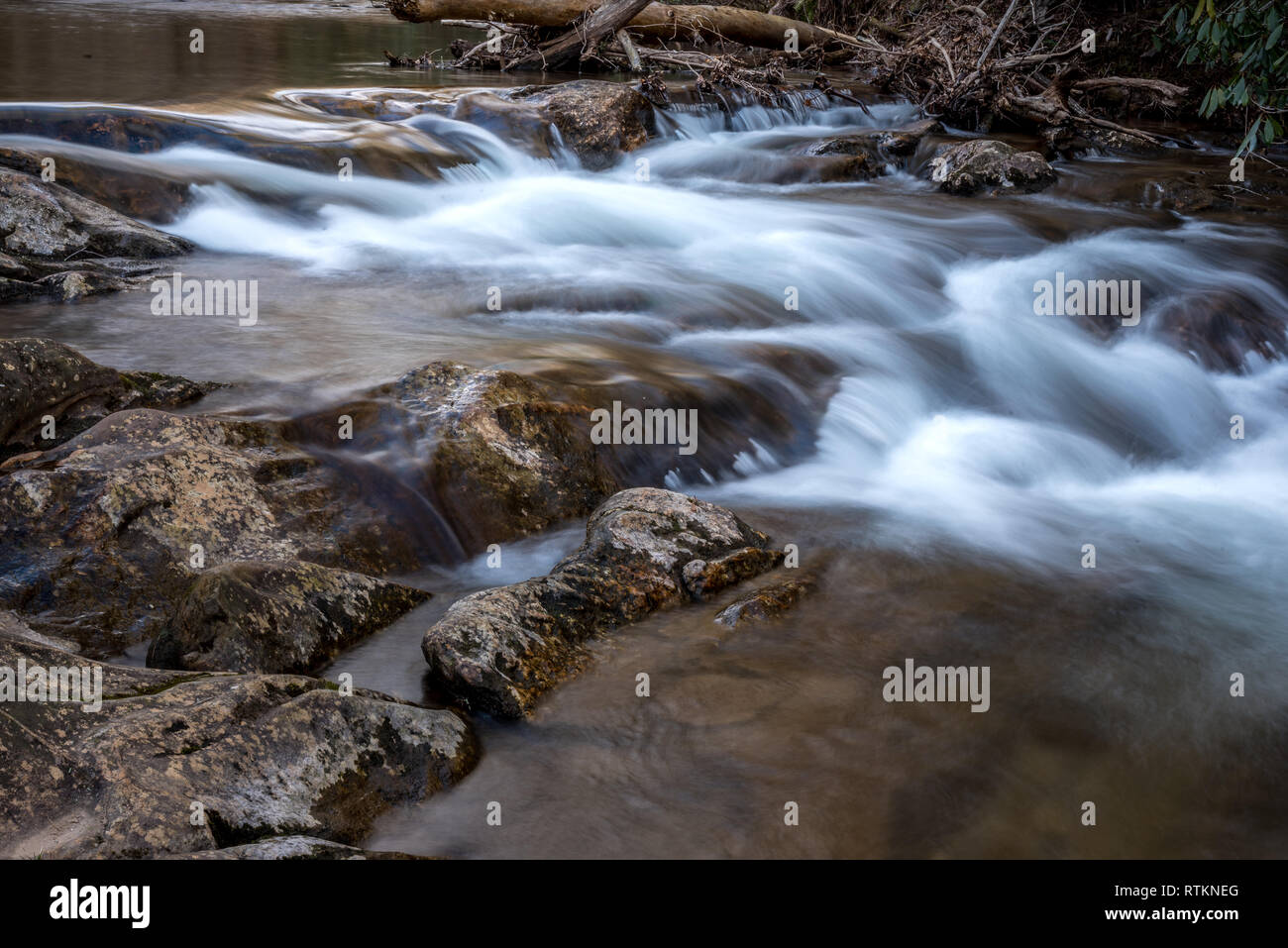 Une longue exposition dans l'eau à une solution pacifique et la fermeture de sentier de randonnée dans la Géorgie du nord Banque D'Images