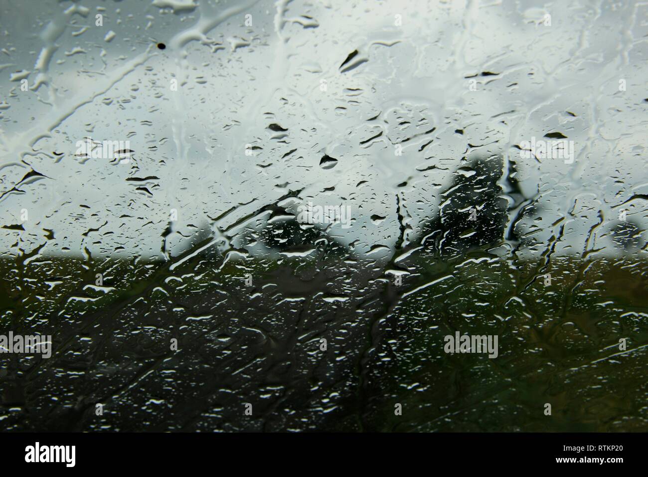 L'eau de pluie sur la fenêtre. Gouttes de pluie. Banque D'Images