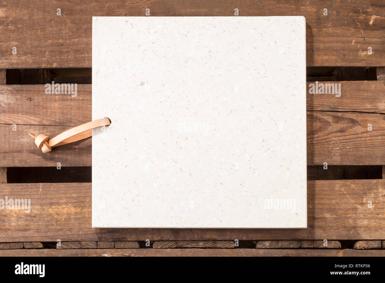 Pierre béton server/Conseil/plateau avec espace pour texte sur planches de bois rustique. Également disponible sur fond blanc et avec différents arrangements alimentaires. Banque D'Images