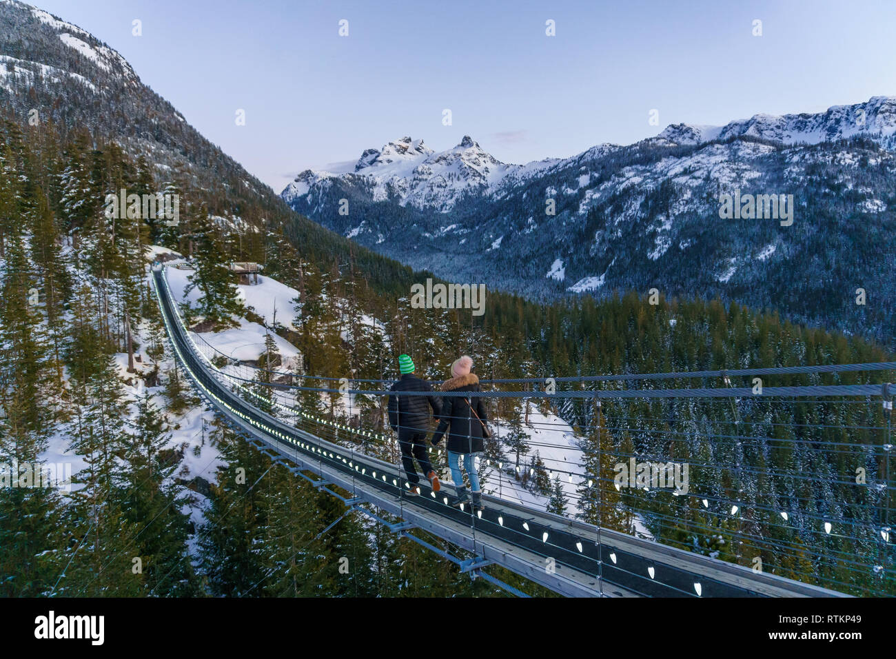 Les gens de marcher à travers le pont suspendu au sommet d'une montagne à Squamish, BC, Canada. Banque D'Images