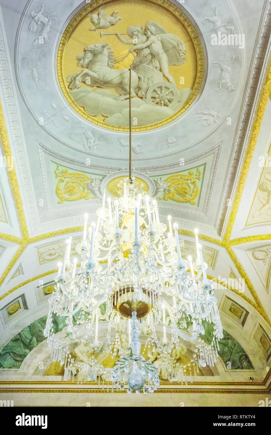 Florence, Italie. Un lustre en cristal et plafond dans le Palais Pitti (Palazzo Pitti). (Pour un usage éditorial uniquement) Banque D'Images