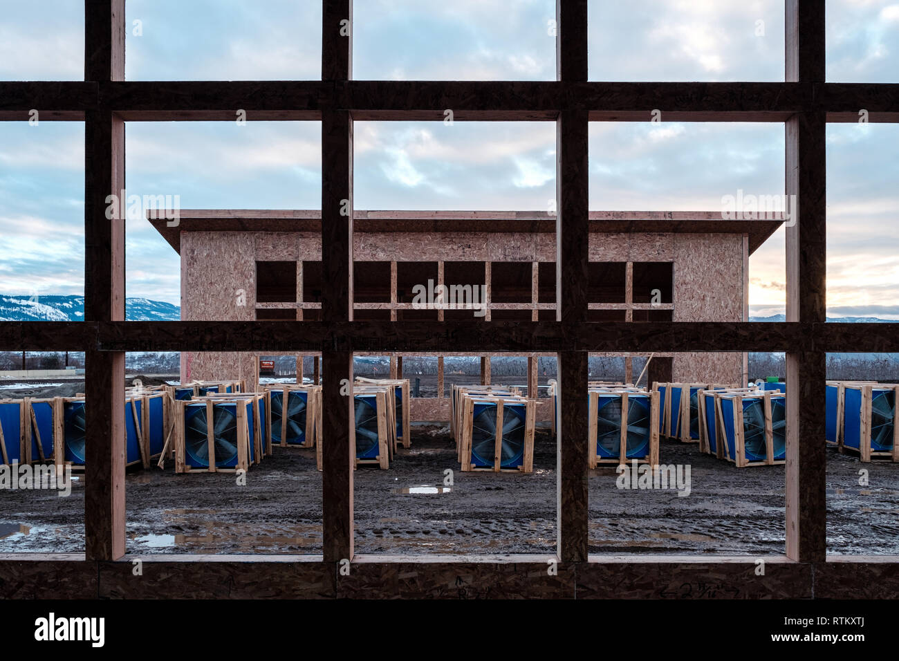 En construction dans un lot sont boueux Dave Carlson's Giga-Pods. Pack conçu pour les mineurs, au sol au plafond, ils utilisent 27 puissants ventilateurs pour la ventilation. Banque D'Images