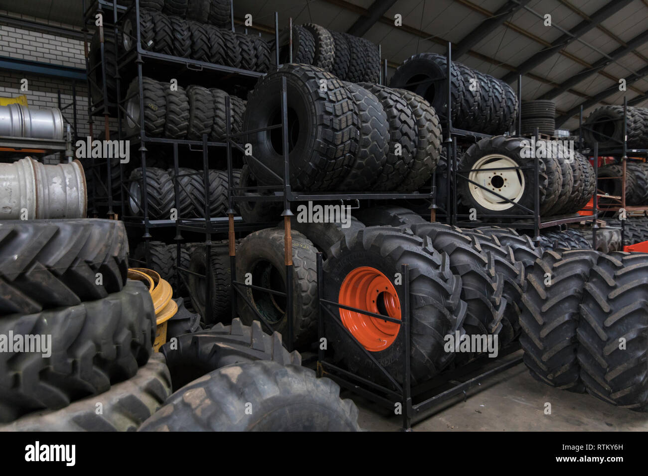 Roues et pneus d'occasion pour les machines agricoles et industrielles  empilées dans un atelier de réparation Photo Stock - Alamy