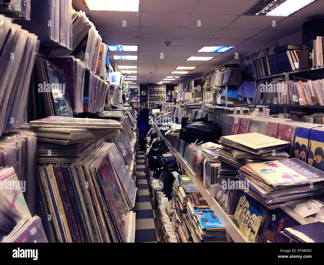 Image style rétro de boîtes avec platine vinyl records sur un marché aux puces Banque D'Images