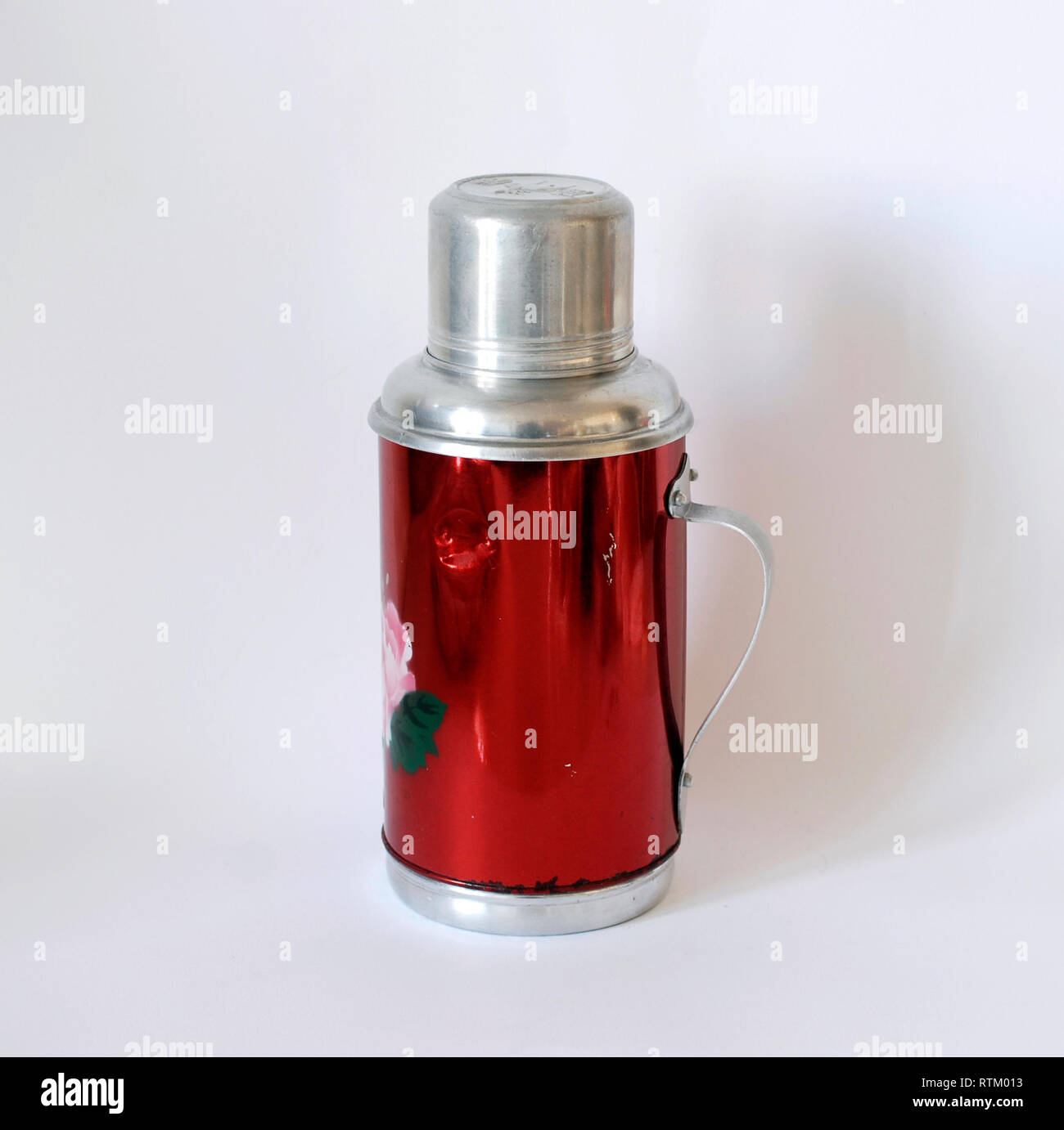 thermos chinois vintage en aluminium avec fleurs Photo Stock - Alamy