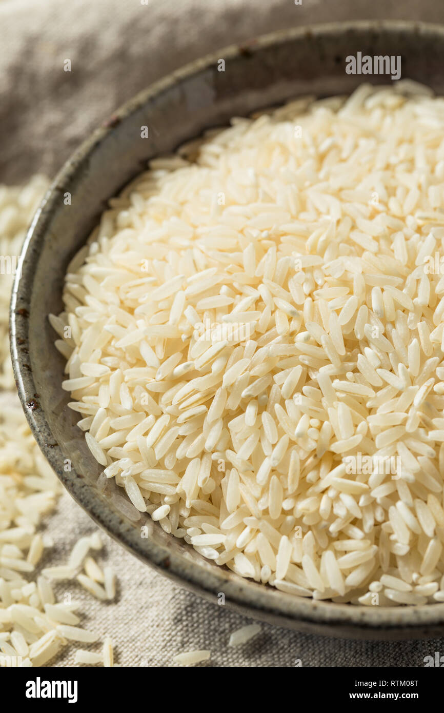 Les grains de riz long grain blanc en sac de toile Photo Stock - Alamy