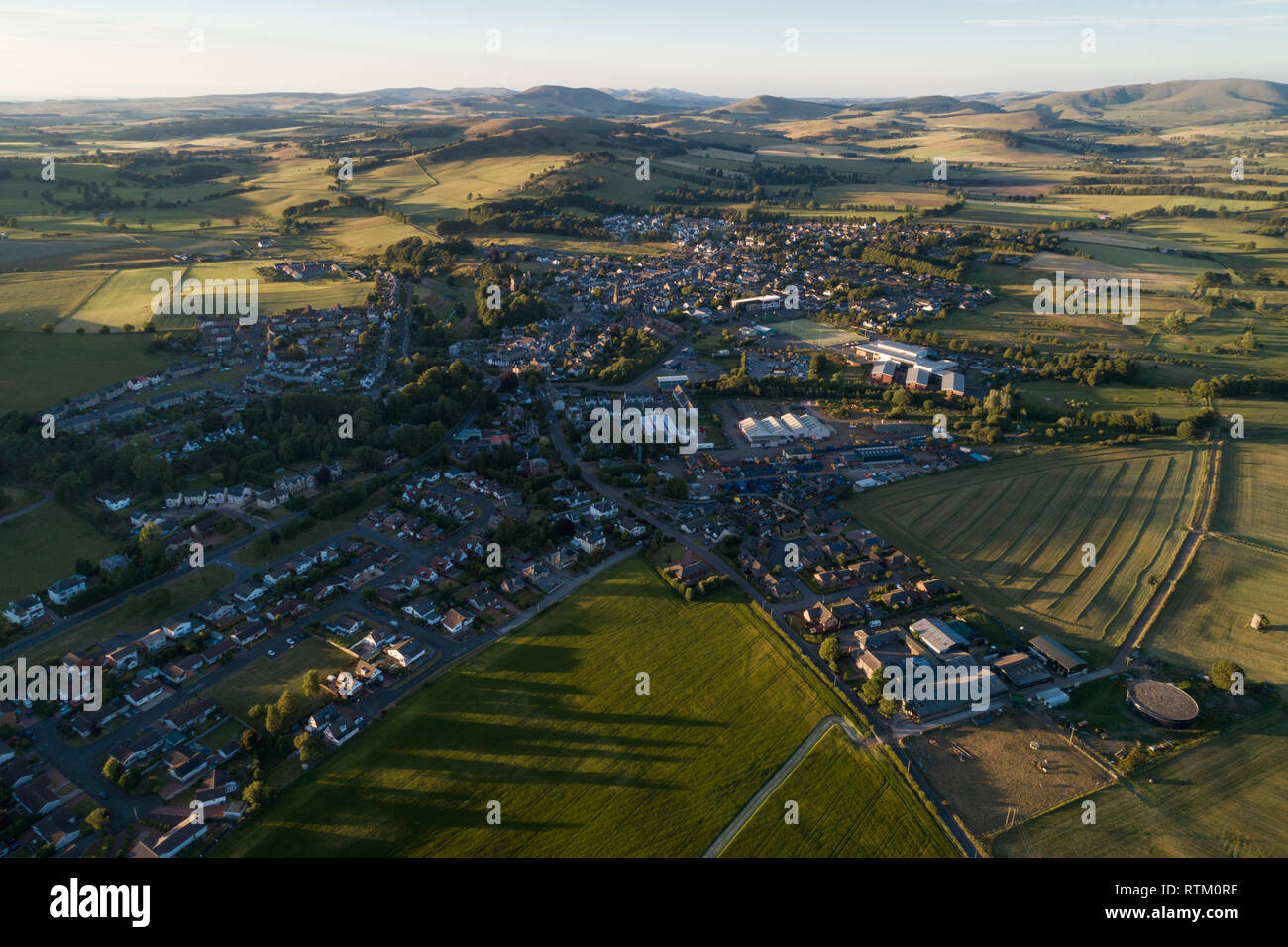 Image aérienne de la ville de Biggar à South Lanarkshire montrant la partie supérieure de la vallée de la Clyde et les collines de la région des Scottish Borders, pris dans soleil du soir. Banque D'Images