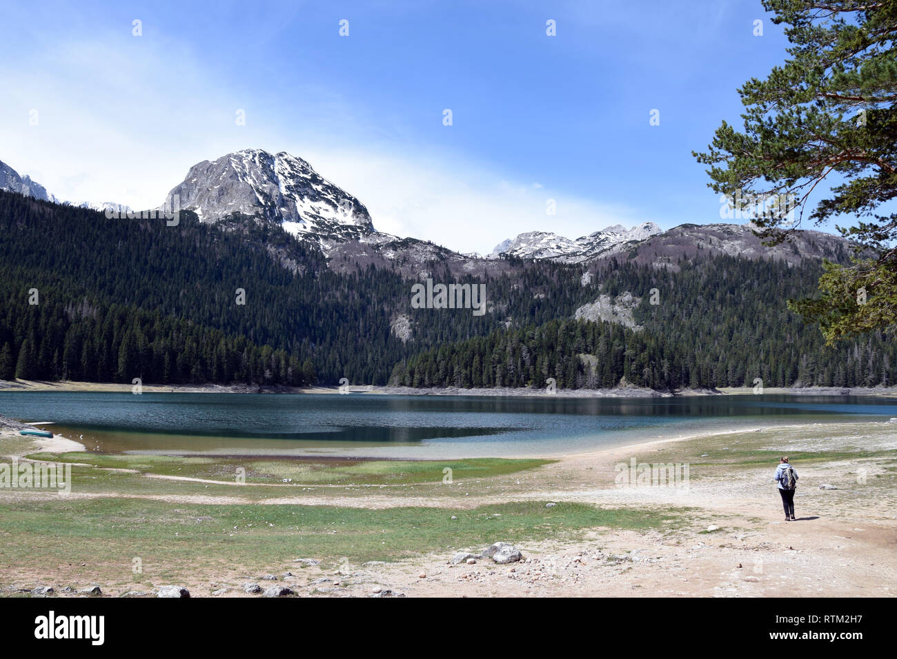 Jeune femme dans le parc national de Durmitor. Pic Meded, et Black Lake (Crno jezero). Zabljak, au Monténégro. Banque D'Images