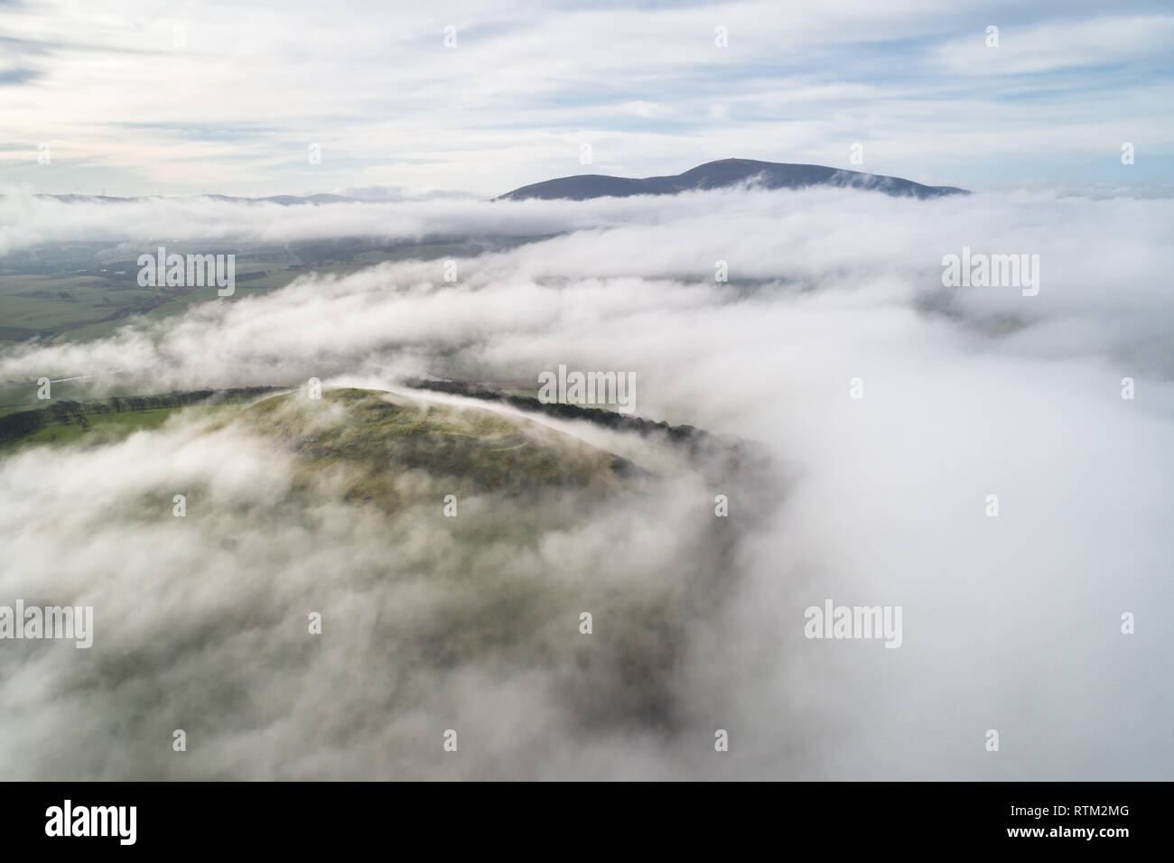 Une inversion de nuages dessus la Clyde Valley en compensation South Lanarkshire pour révéler Tinto Hill et Quathquan en saillie au-dessus de la loi de la brume. Banque D'Images