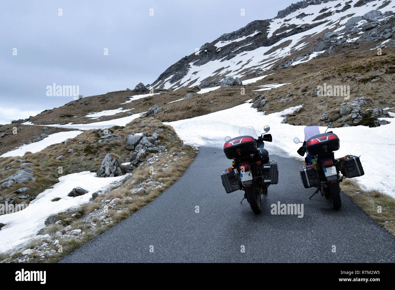 Deux moto touristique hors-route sur le voyage d'aventure en montagne. Parc  national de Durmitor, Zabljak, au Monténégro Photo Stock - Alamy