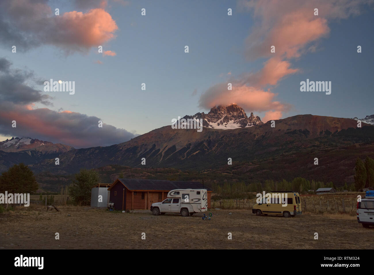 Les couleurs du lever au-dessus de la magnifique réserve de Cerro Castillo, d'Aysen, en Patagonie, au Chili Banque D'Images