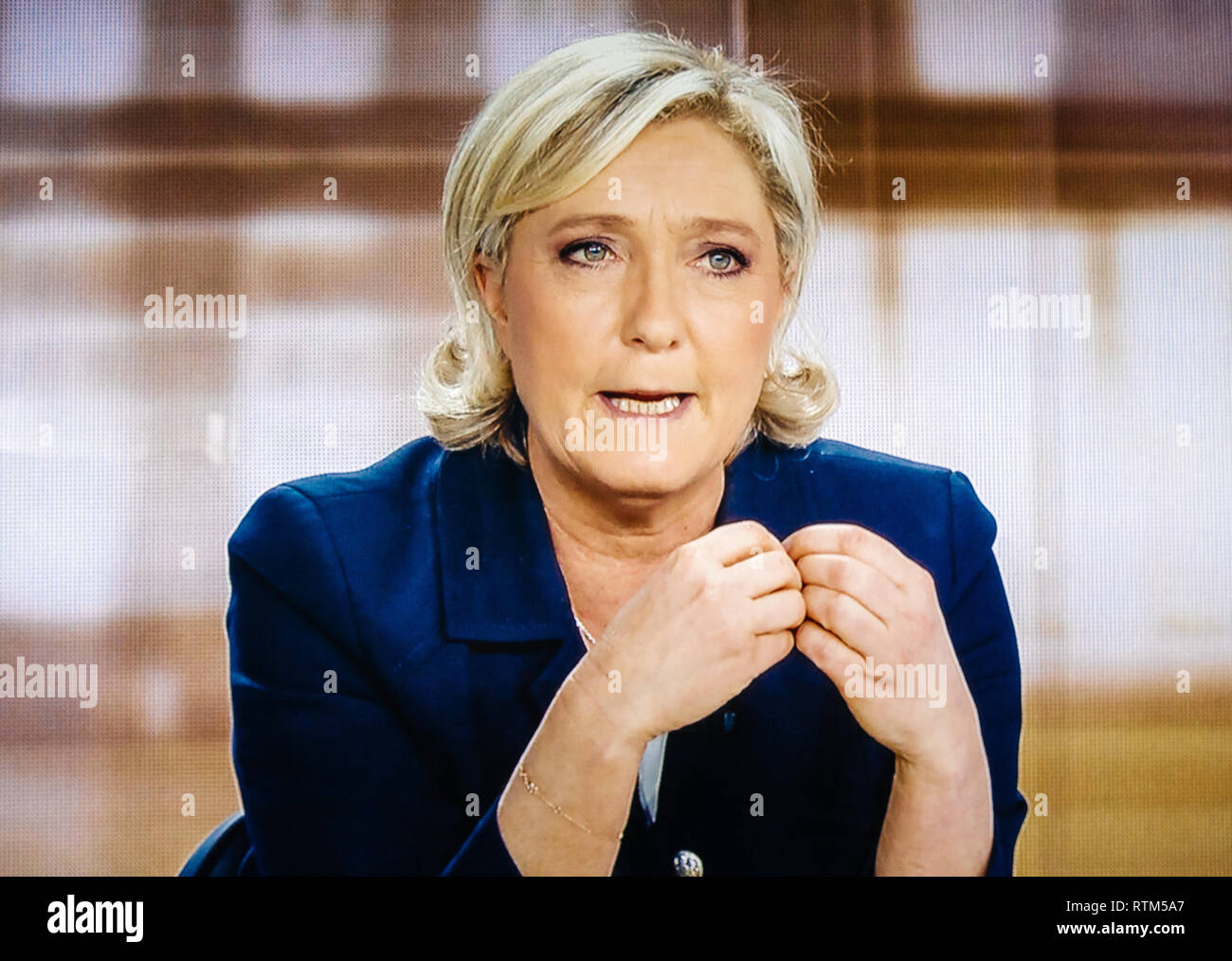 PARIS, FRANCE - 3 mai 2017 : Marine Le Pen - les candidats à l'élection présidentielle française à la France 2 Télévision débat avec Emmanuel Macron Banque D'Images