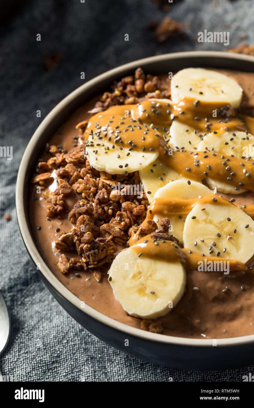 Smoothie au chocolat maison bol avec du beurre d'arachide et banane Banque D'Images