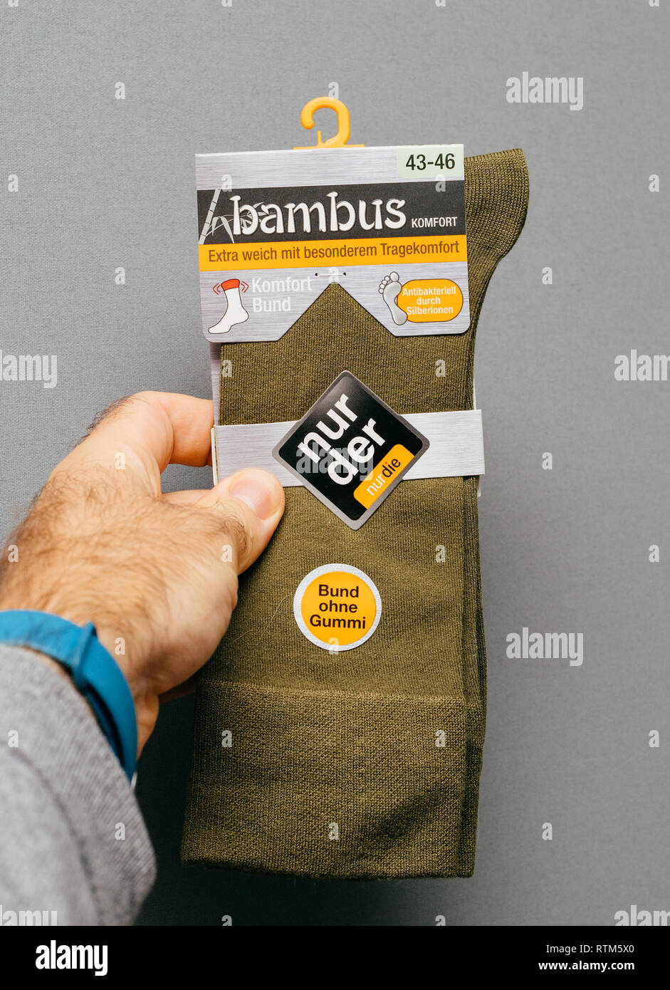 PARIS, FRANCE - NOV 10, 2017 : Man holding German Bambus Nur Der nouvelle  paire de chaussettes contre l'arrière-plan gris Photo Stock - Alamy