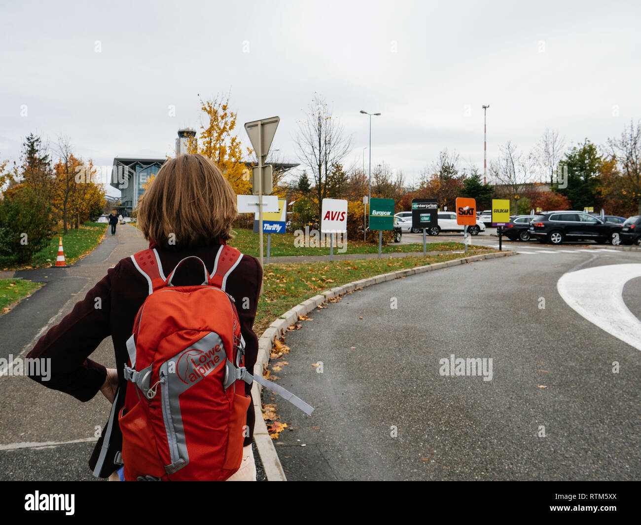 Bâle, Suisse -NOV 11, 2017 : femme marche à l'EuroAirport Basel Mulhouse  Freiburg construction choisir la voiture-location compagnie Avis, Sixt,  Goldcar, Europcar, Hertz Photo Stock - Alamy