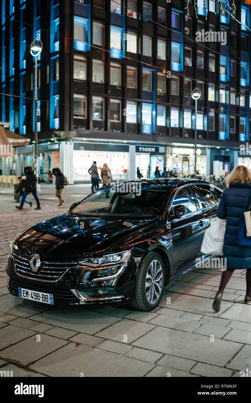 STRASBOURG, FRANCE - NOV 21, 2017 : Nouveau client passant par Renault Talisman noir luxe reflétant la lumière rouge la nuit de Noël décorations Banque D'Images