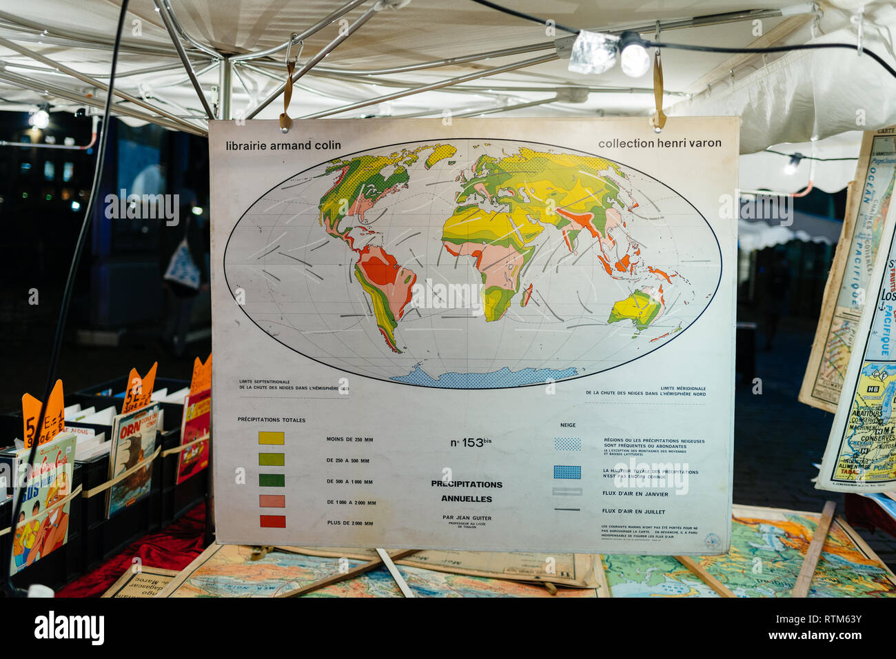 STRASBOURG, FRANCE - NOV 21, 2017 : carte du monde avec les précipitations annuelles à un marché aux puces se tenir avec d'anciennes cartes et livres dans la nuit Banque D'Images