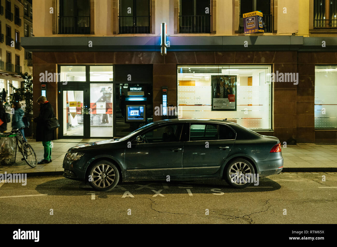 STRASBOURG, FRANCE - NOV 21, 2017 : Skoda Superb voiture garée en face de la Société Générale en direction de la place Gutenberg, Strasbourg Alsace Banque D'Images