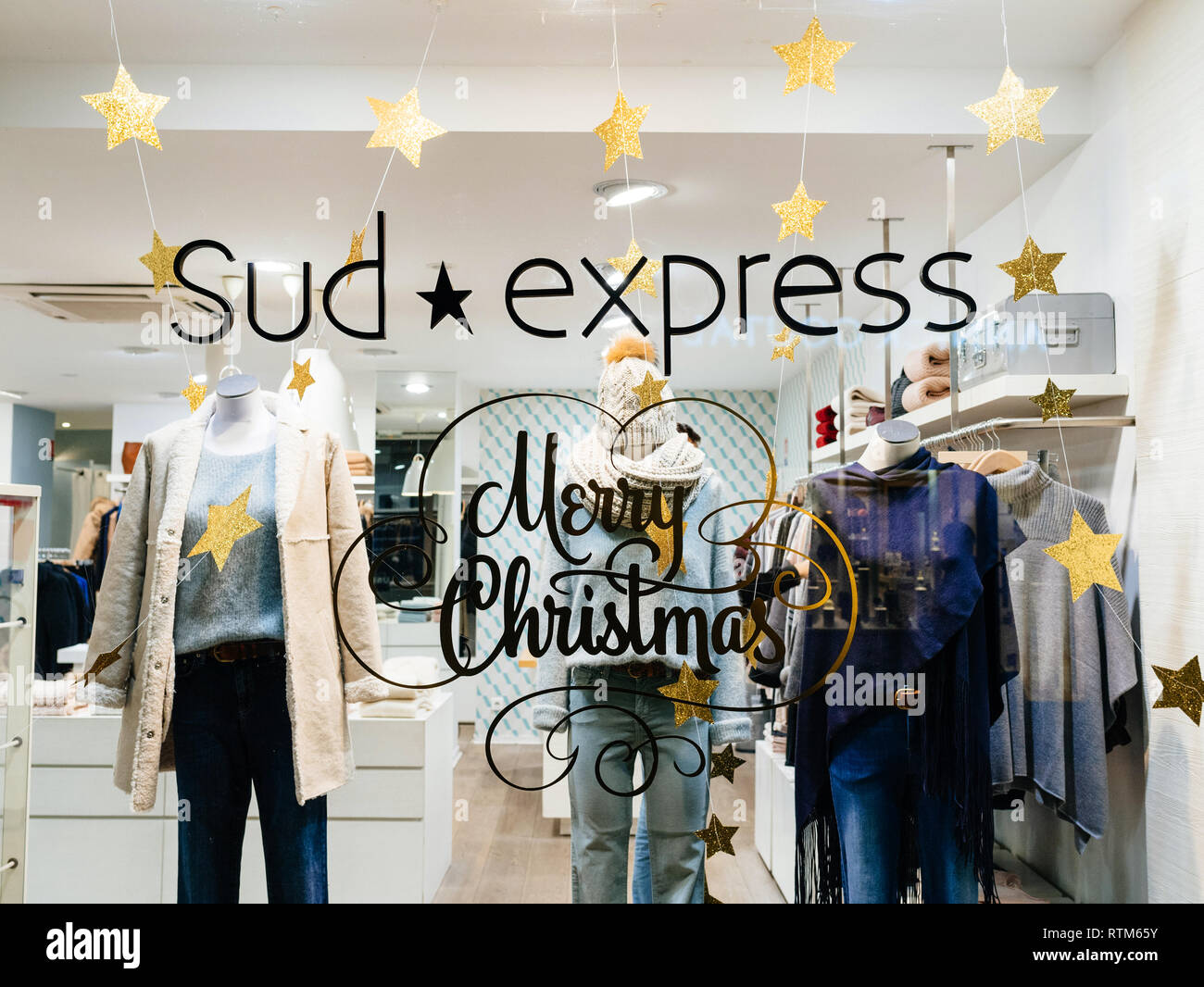 STRASBOURG, FRANCE - NOV 21, 2017 Texte : Joyeux Noël signe sur la vitrine  du magasin de mode Sud Express à Strasbourg Photo Stock - Alamy