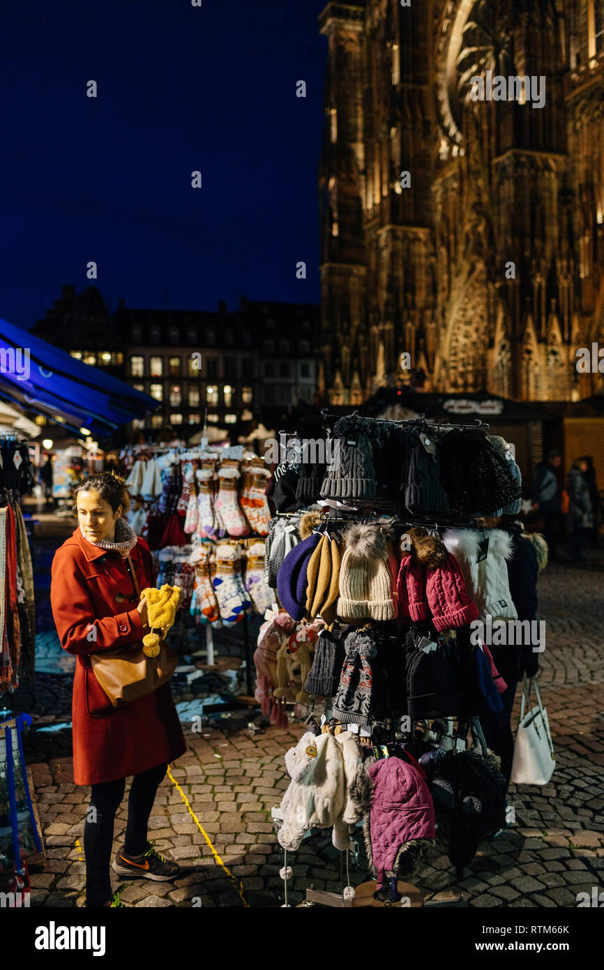 STRASBOURG, FRANCE - NOV 21, 2017 : femme femme choisissant de laine  tricoté des bonnets et chaussettes dans la place de la cathédrale un jour  avant le début du marché de Noël Photo Stock - Alamy
