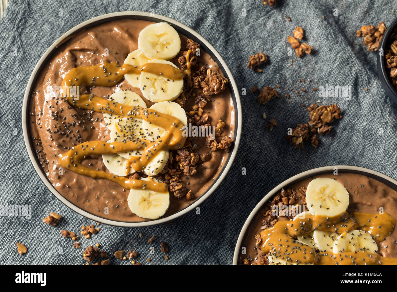 Smoothie au chocolat maison bol avec du beurre d'arachide et banane Banque D'Images