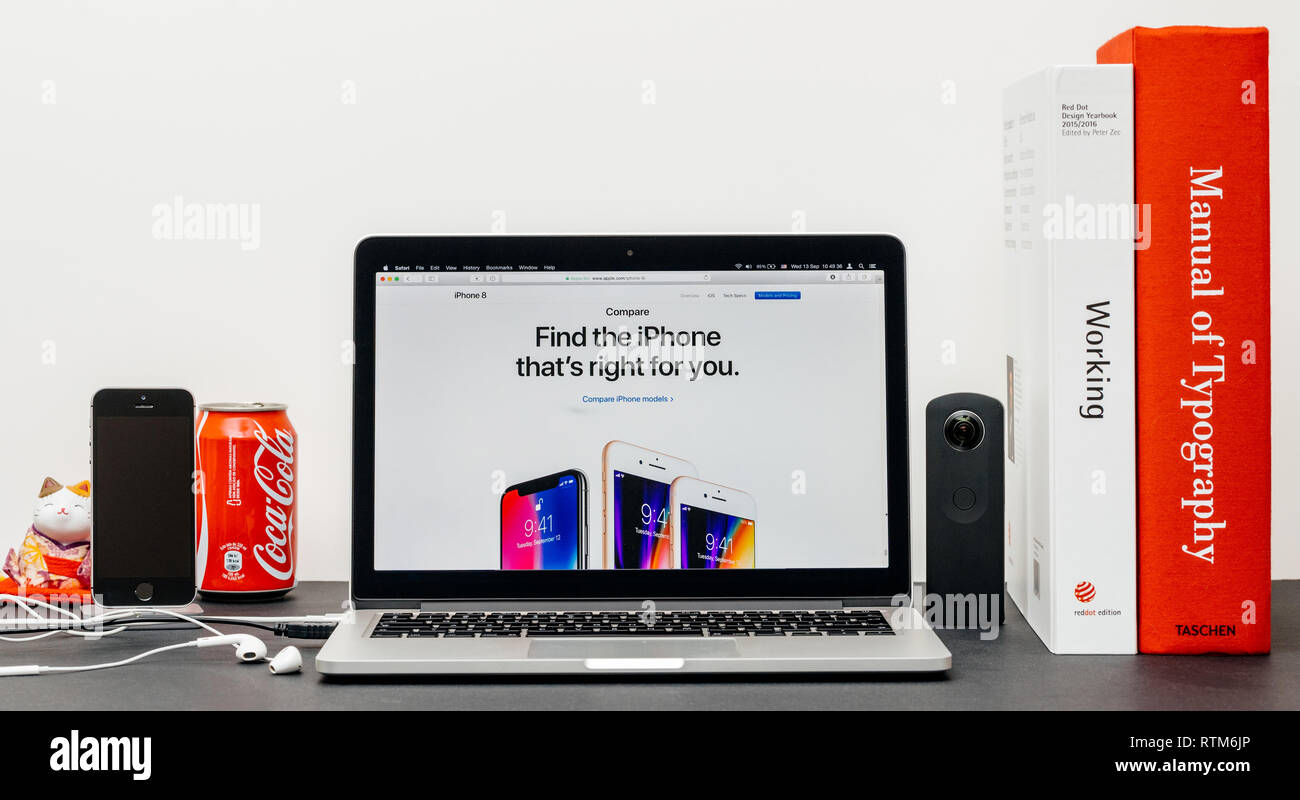 PARIS, FRANCE - Nov 3, 2017 : creative minimaliste prix table avec Safari Navigateur ouvert sur MacPook Pro présentation site web d'Apple avec la dernière version d'iPhone 8 et 8 Plus avec compare des modèles d'Iphone Banque D'Images