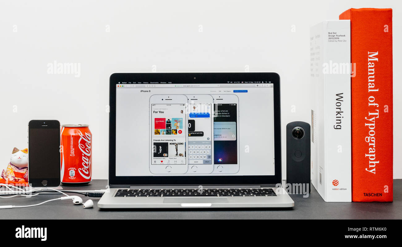 PARIS, FRANCE - Nov 3, 2017 : creative minimaliste prix table avec Safari Navigateur ouvert sur MacPook Pro présentant des ordinateurs Apple site web avec la dernière version d'iPhone 8 et 8 Plus avec apple payer Banque D'Images