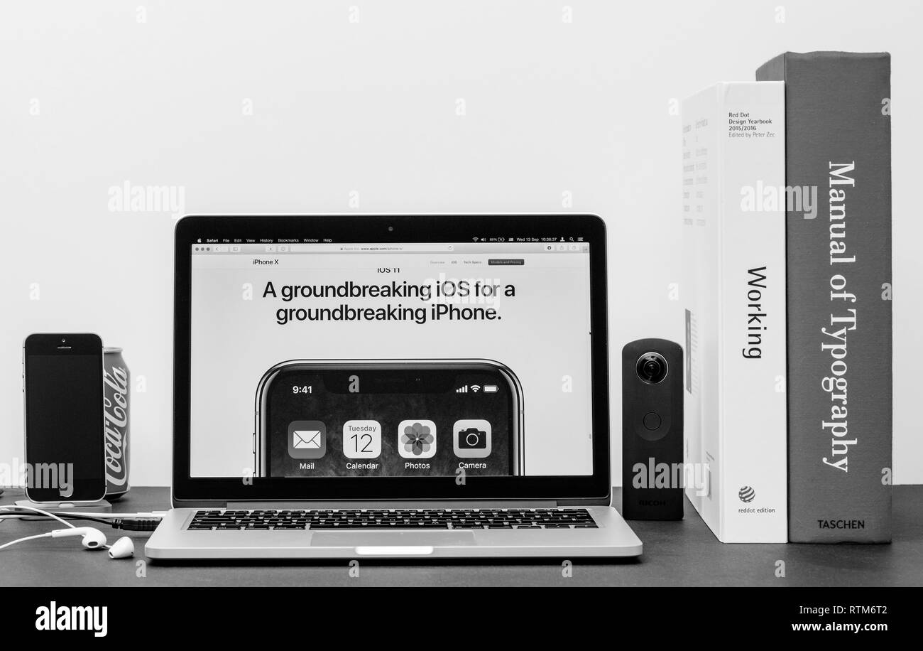 PARIS, FRANCE - Nov 3, 2017 : creative minimaliste prix table avec Safari Navigateur ouvert sur MacPook Pro présentant des ordinateurs Apple site web avec la dernière version d'iPhone X 10 avec ios révolutionnaire Banque D'Images