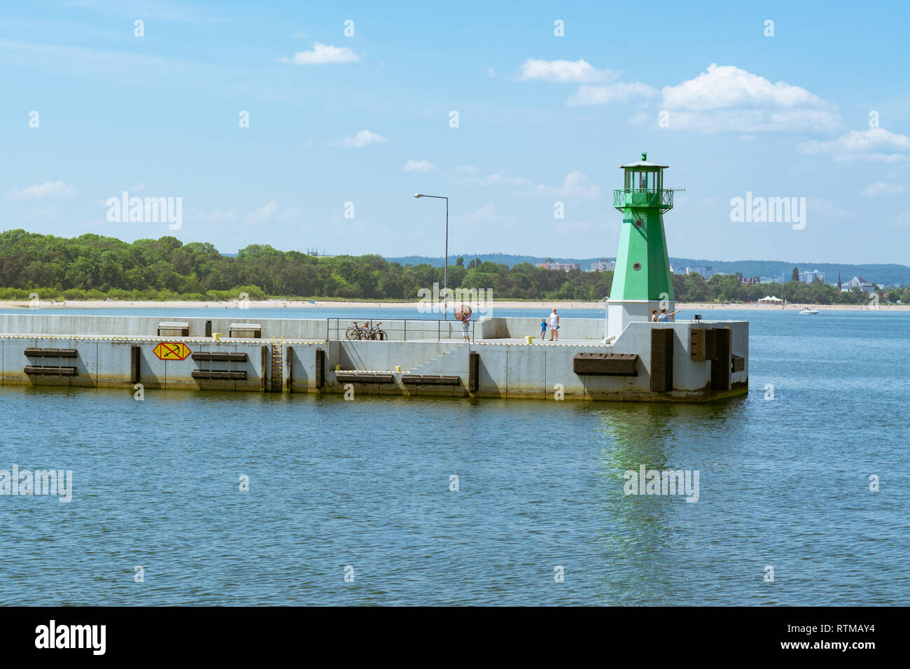 Les touristes admirant le port (vue depuis l'ouest de brise-lames et phare, Gdansk, Pologne, Europe Banque D'Images