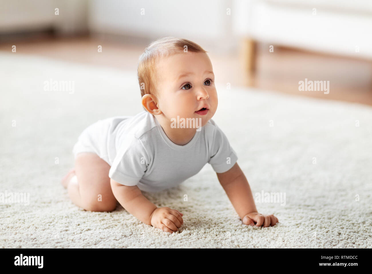 Petit Bébé Ramper Sur Le Plancher À La Maison Photo Stock - Alamy