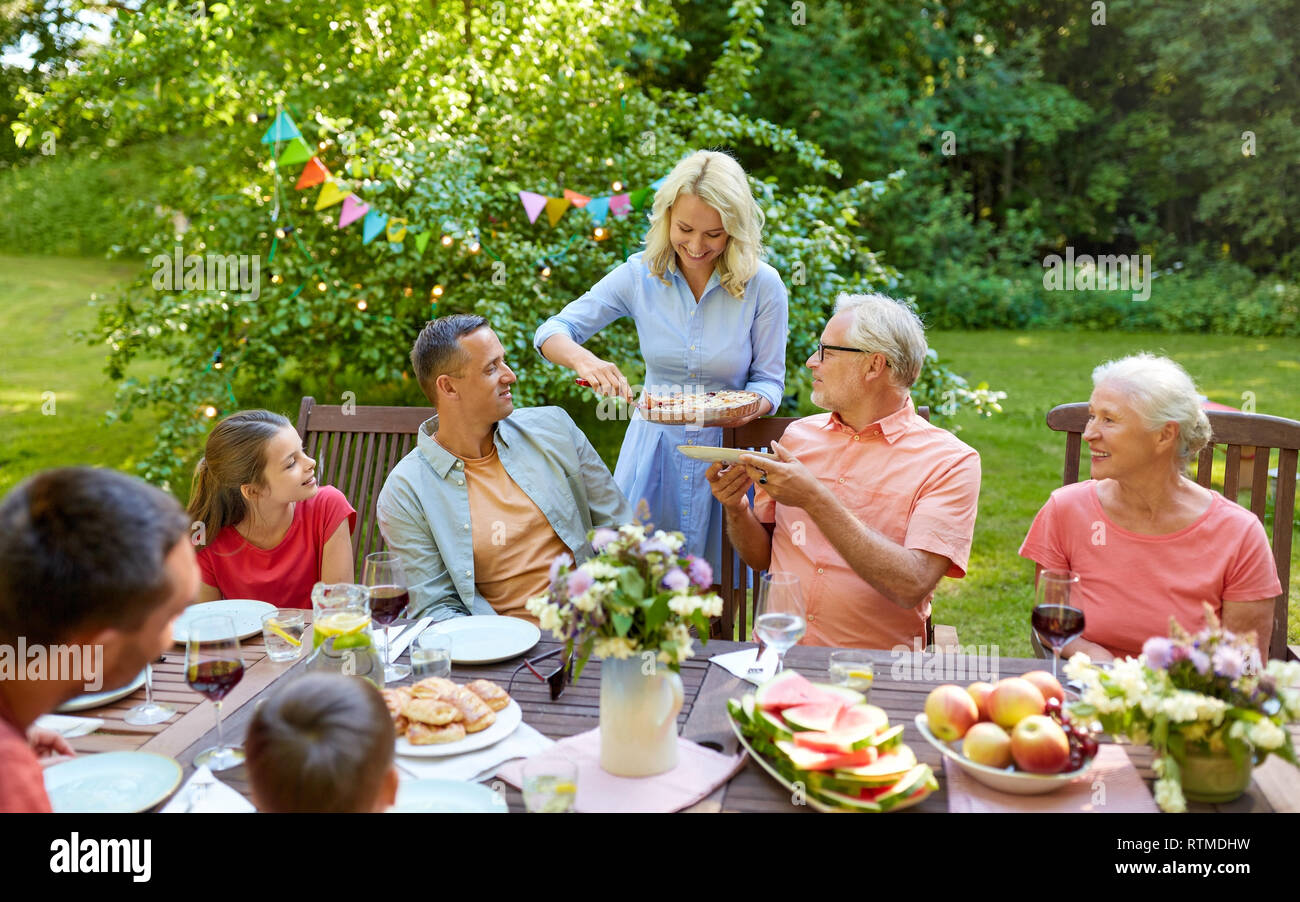 Happy Family having dinner ou été garden party Banque D'Images