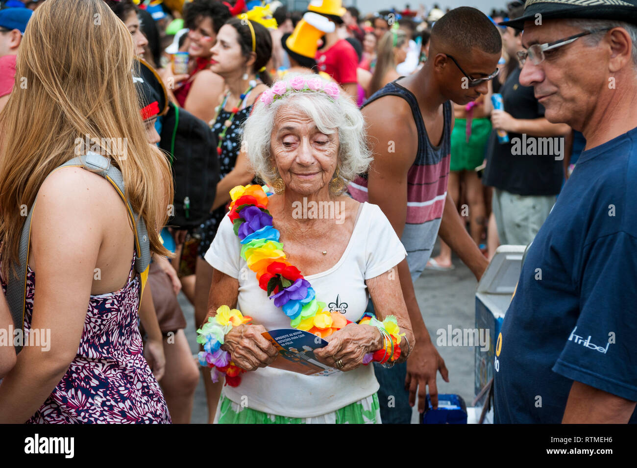 RIO DE JANEIRO - le 28 février 2017 : Les Brésiliens de tous âges célébrer ensemble à une fête de rue Carnaval à Ipanema. Banque D'Images