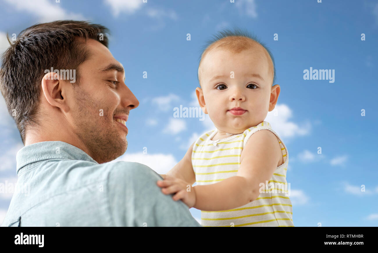 Père avec un petit bébé fille à la maison Banque D'Images