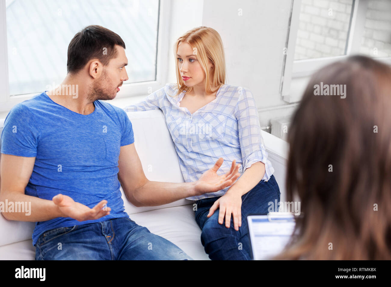 Couple avec problème au bureau d'un psychologue de la famille Banque D'Images