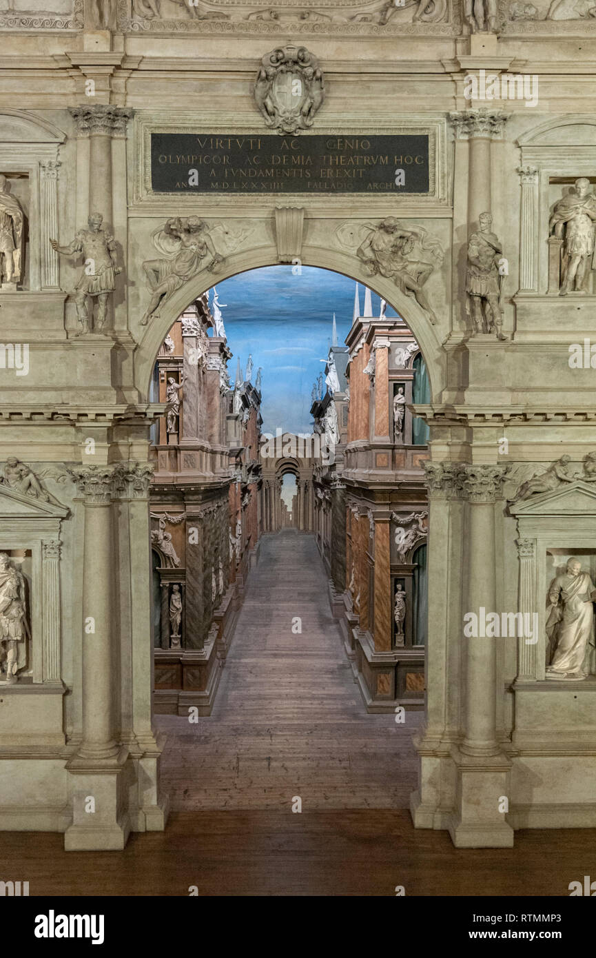 VICENZA, ITALIE - 29 décembre 2018 : vue de l'intérieur du théâtre olympique (Teatro Olimpico), le plus ancien encore en existence la scène. Banque D'Images