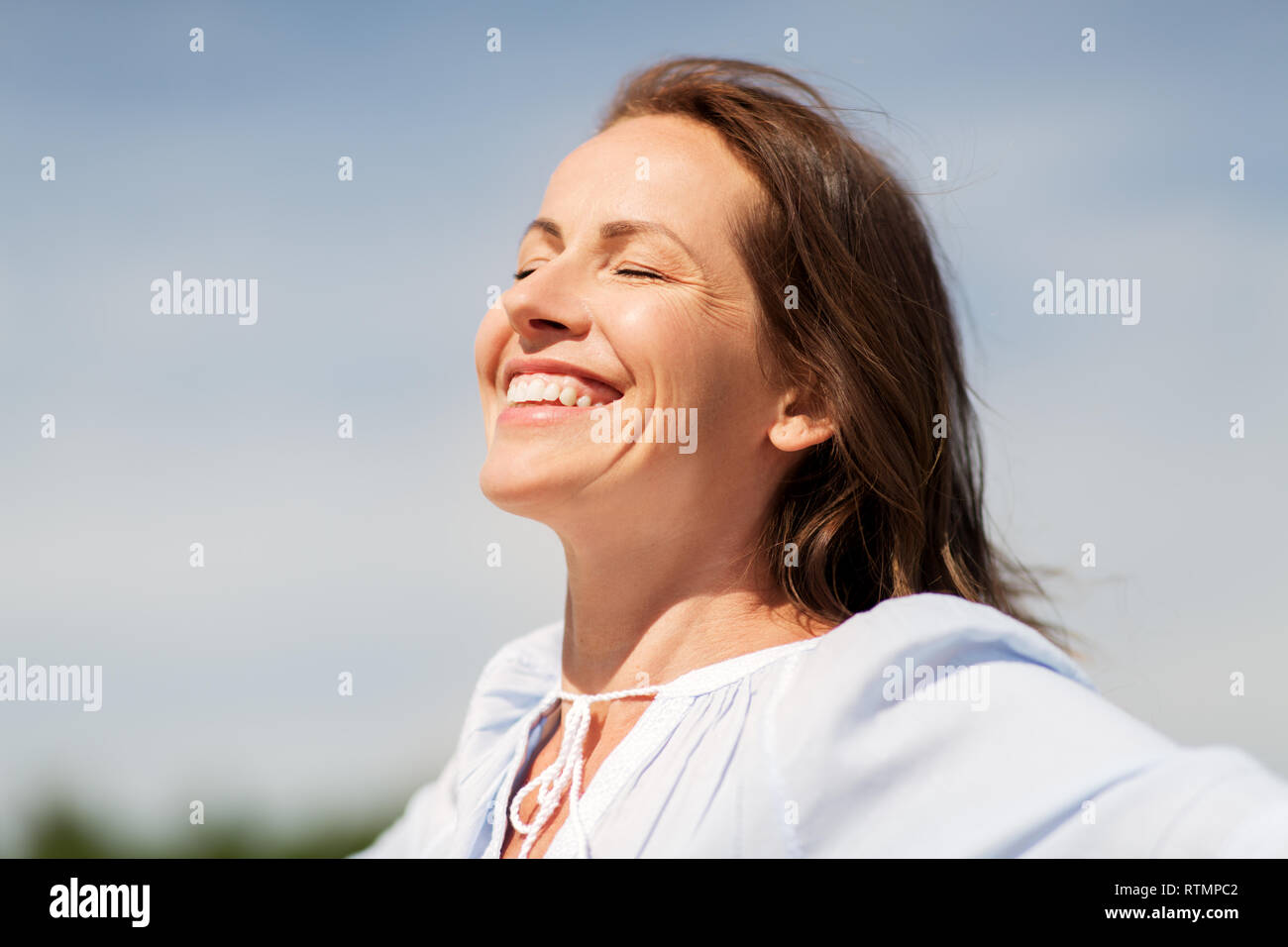 Happy smiling woman enjoying sun Banque D'Images