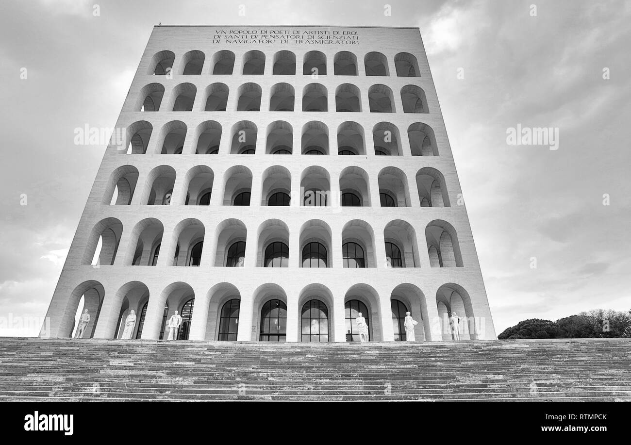 Palazzo della Civiltà Italiana (Colisée carré) à Rome, Italie. L'inscription se lit comme suit : "Une nation de poètes, d'artistes, de héros, de saints, de fines Banque D'Images