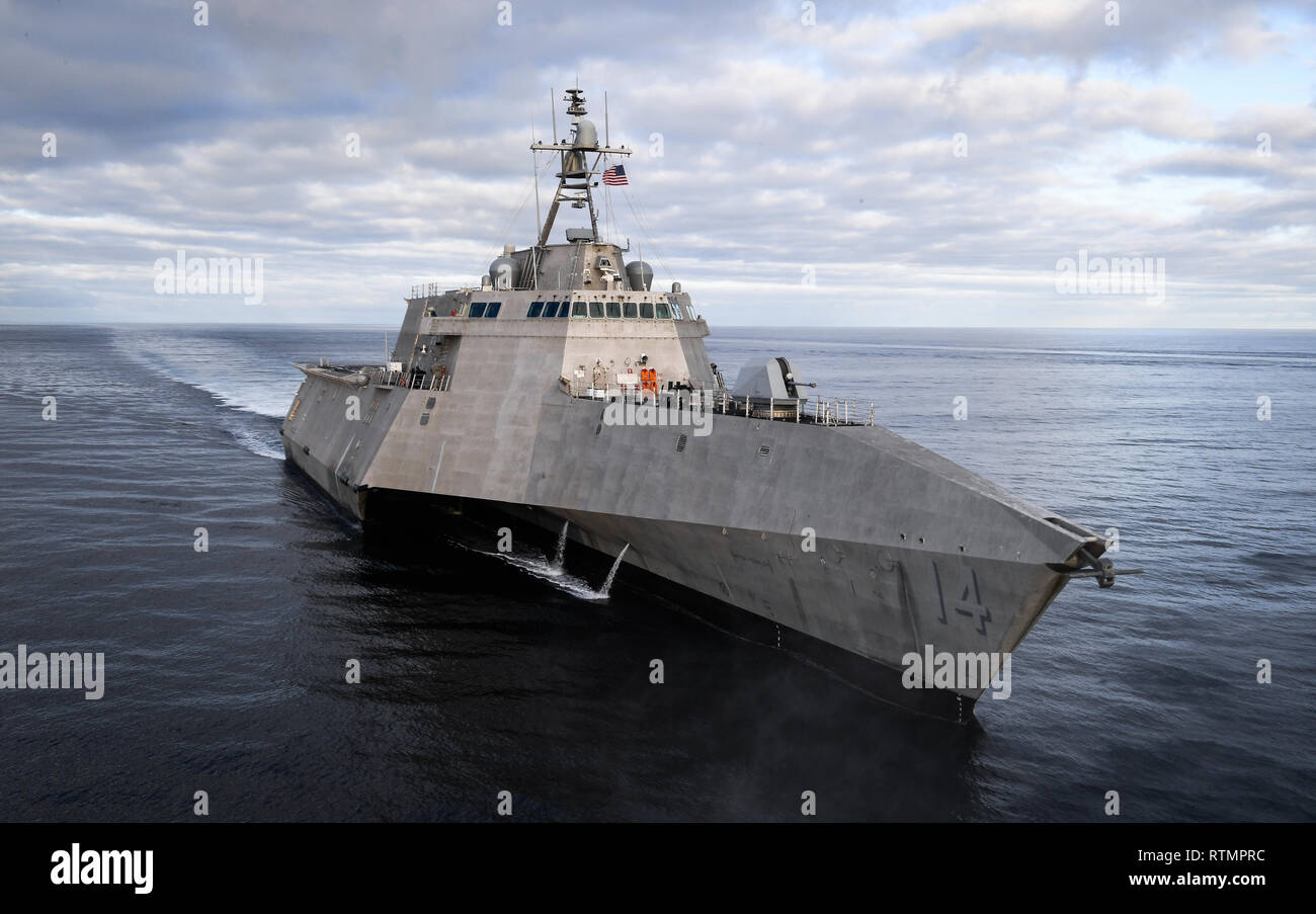 La variante de l'indépendance de la Marine américaine USS Manchester de navires de combat littoral pendant les exercices dans l'océan Pacifique le 27 février 2019 au large de la Californie. Banque D'Images