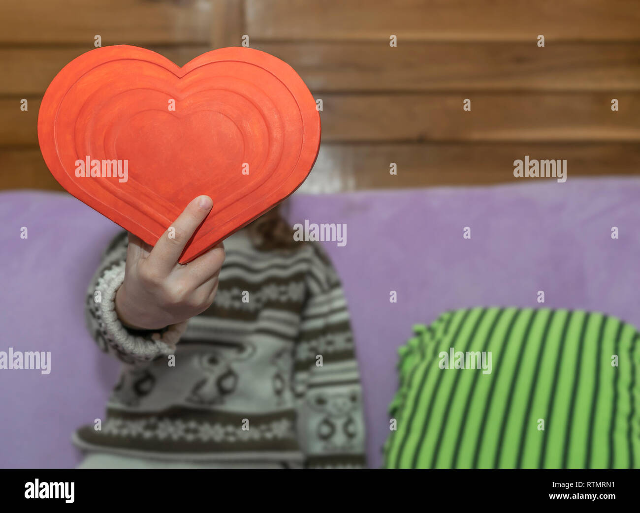 Une Fille Montre Son Amour Pour Ses Parents Et Garde Son Coeur Devant Elle Photo Stock Alamy