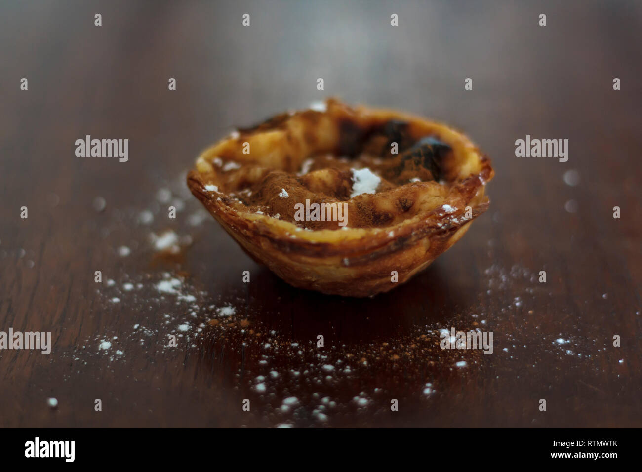 Gateau Typique Portugaise Le Pastel De Nata Avec De La Cannelle Et Du Sucre En Poudre Photo Stock Alamy