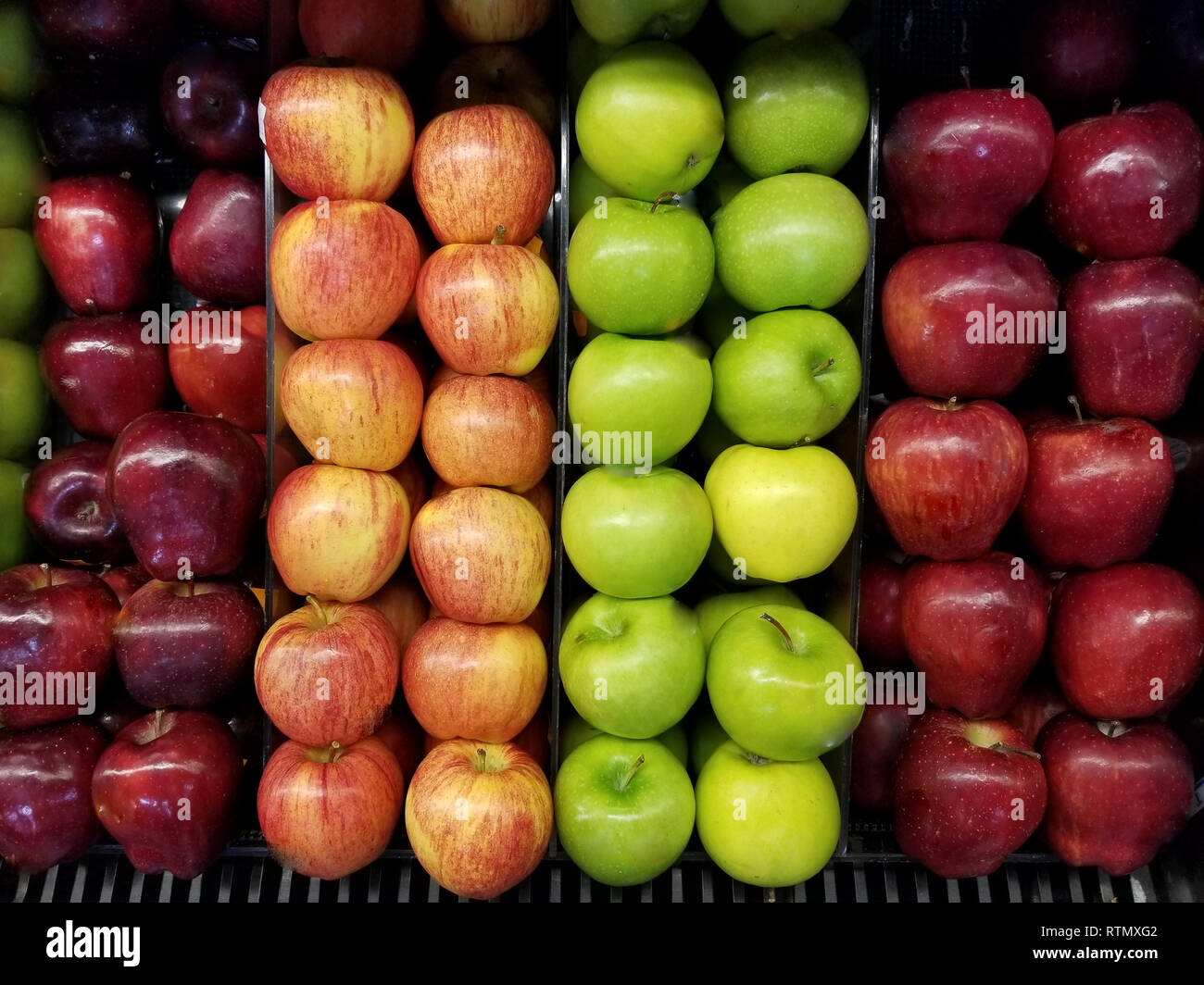 Fond apple vert et rouge. Les pommes fraîches dans achetez au détail afficher Banque D'Images