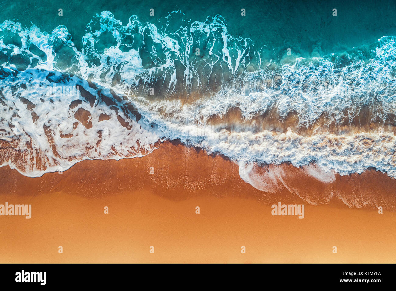 Vue aérienne des vagues de la mer et de la plage de sable fin. Banque D'Images
