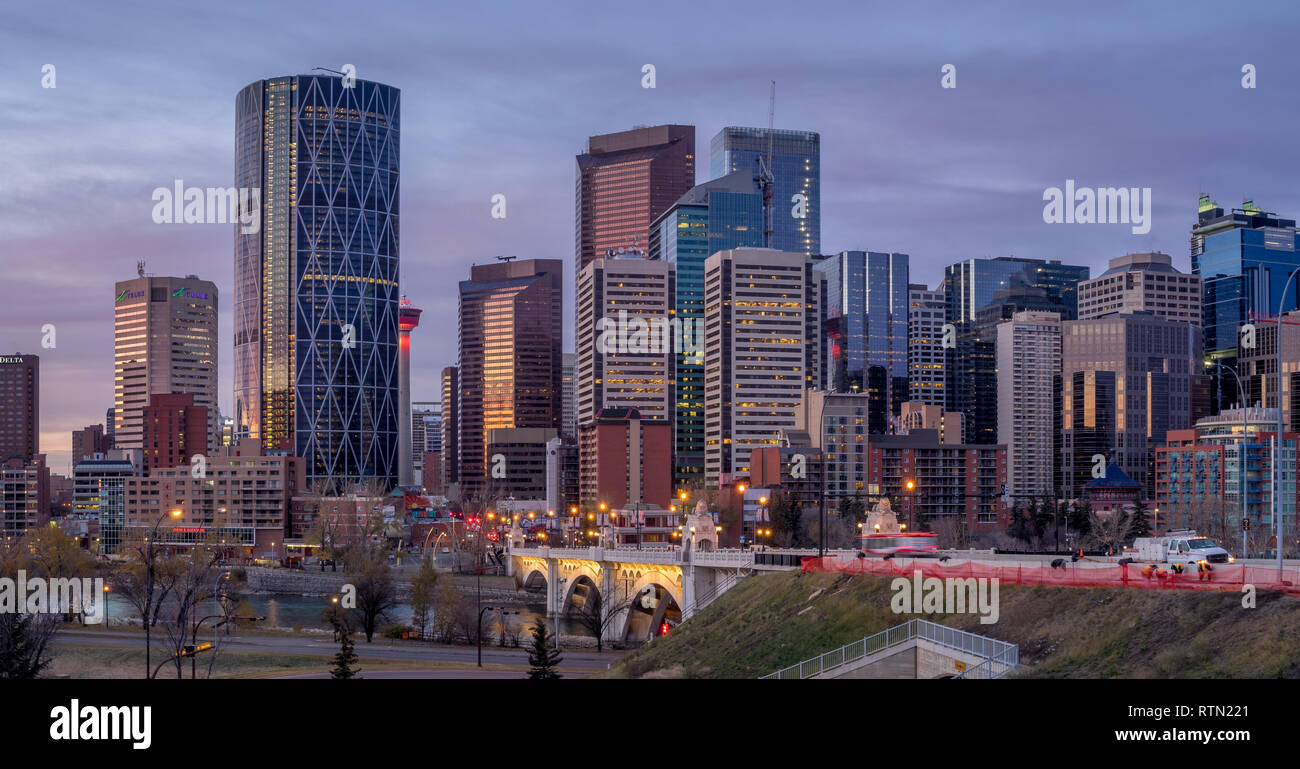 Une vue sur l'horizon au lever du soleil à Calgary, Alberta. Calgary est le foyer de nombreuses sociétés pétrolières. Ca;Gary est situé sur la rivière Bow en Alberta, Canada. Banque D'Images
